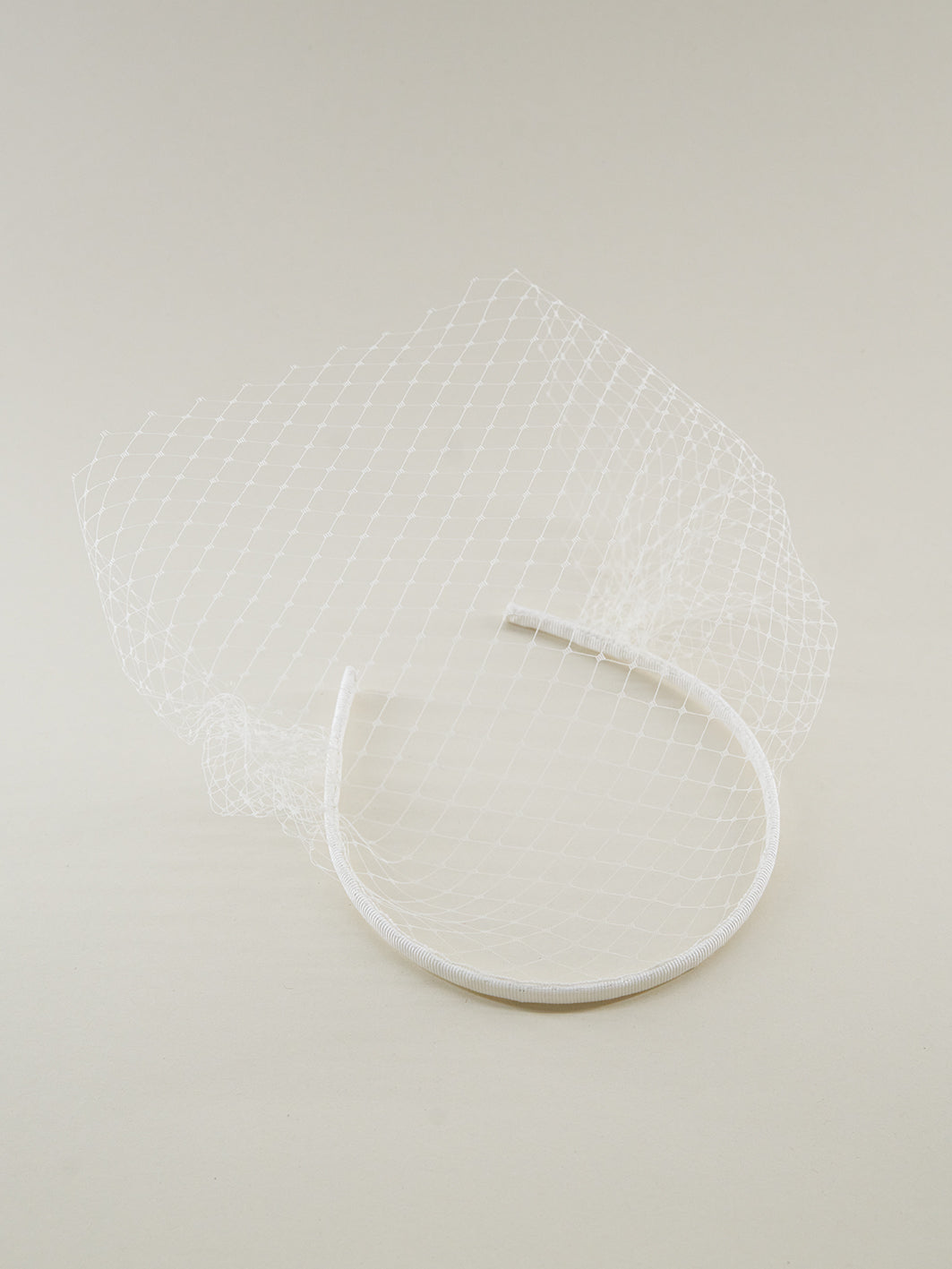 Bandeau violet avec voile