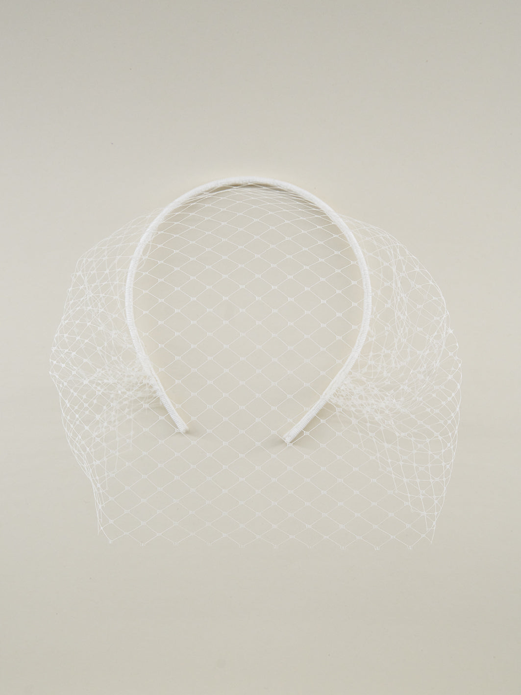 Bandeau violet avec voile