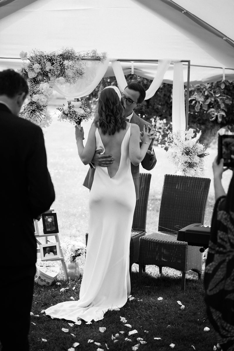 Modern Grace: Laura’s Elegant Belgian Wedding with a Minimal Bridal Headband