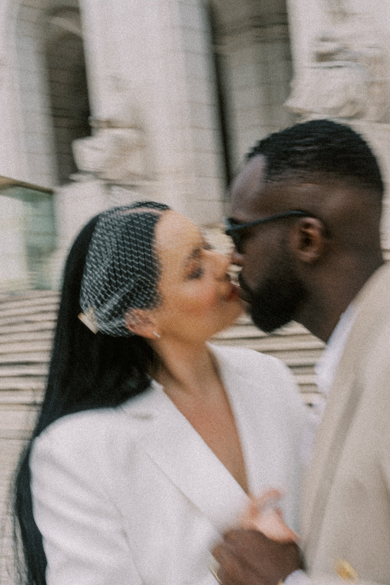 Magdalena & Jorge: Ein moderner Brautlook mit minimalistischem Brautschleier und Perlenohrringen